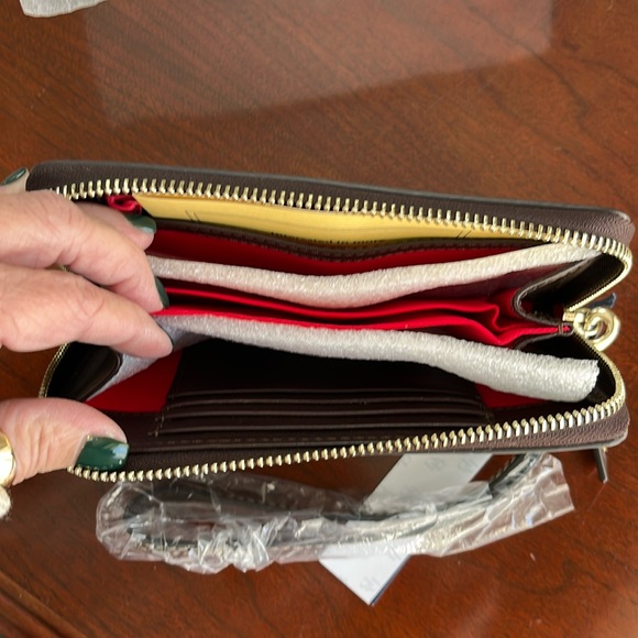 Dooney & Bourke Olive Denison Zip Around Phone Wristlet Croc NWT in box - Picture 4 of 6